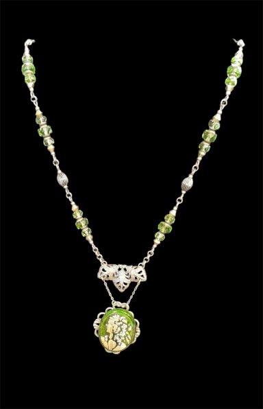 Green and gold coloured filigree short necklace
